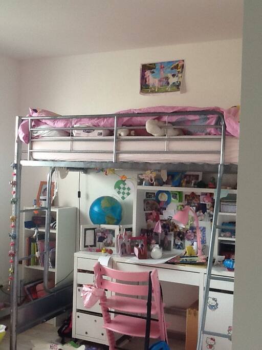 lit en hauteur de sécurisé pouvant accueillir le poids d'un adulte. Des jeux sont mis à disposition.