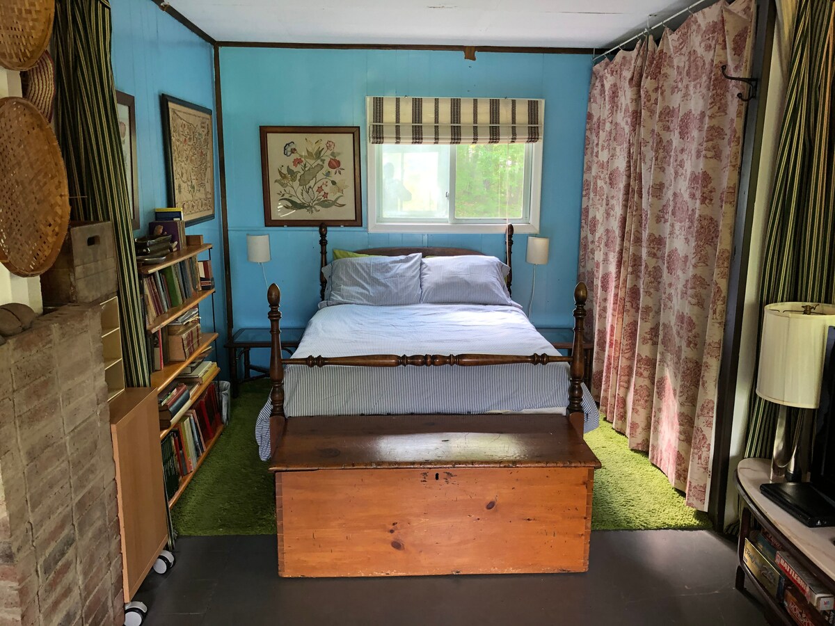 Bedgedeelte. Tweepersoonsbed en gordijnen voor privacy.