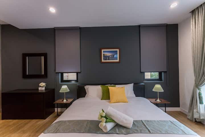 主卧配有舒适的加大双人床