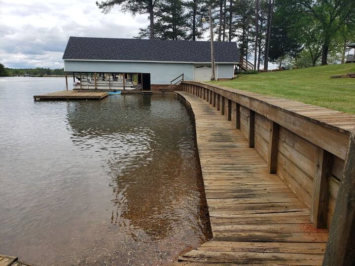 8 Bedroom, 4.5 bath lake front home with boathouse