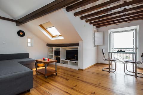 Top Loft w/ River view in authentic Alfama