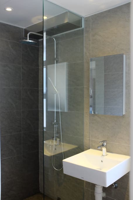 Modern and extra large bathroom specially designed for your enjoyment
