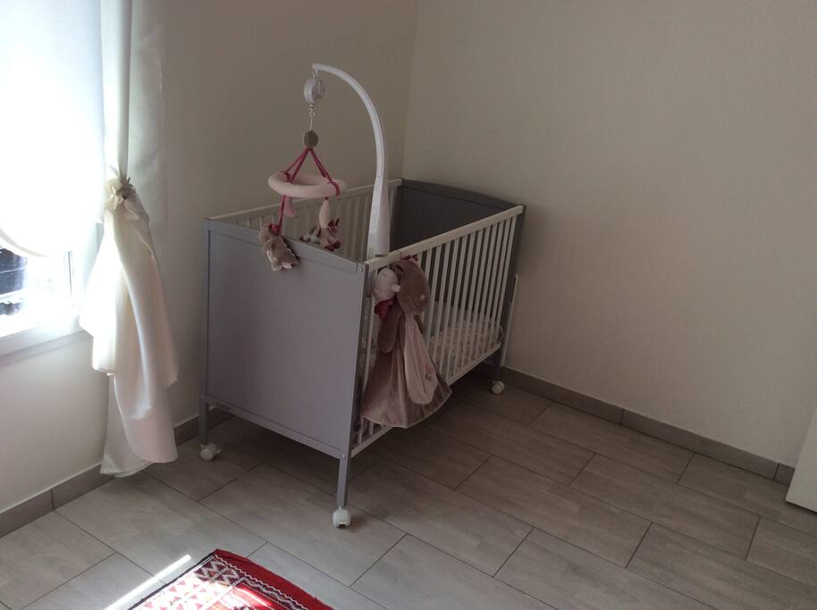 Chambre avec lit simple et lit de bébé (2/2)