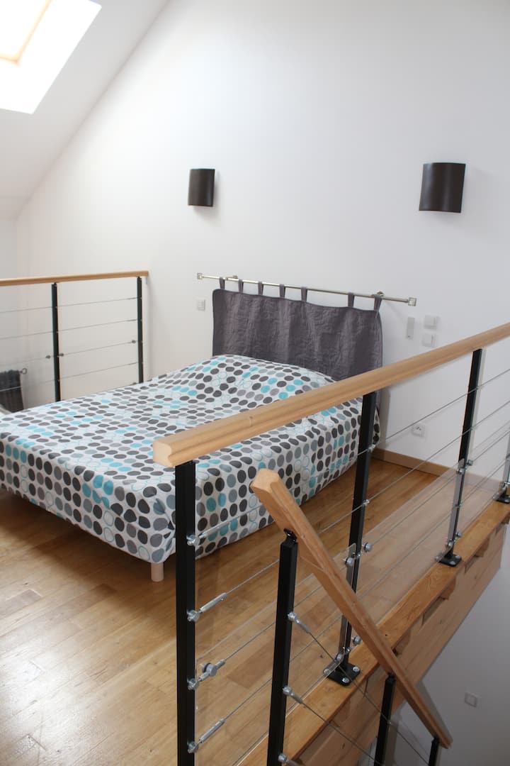 מיטה זוגית בחדר שינה