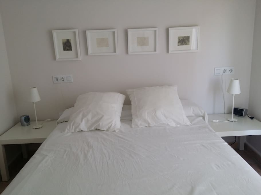 dormitorio principal con ropero y venta con vistas campo de golf