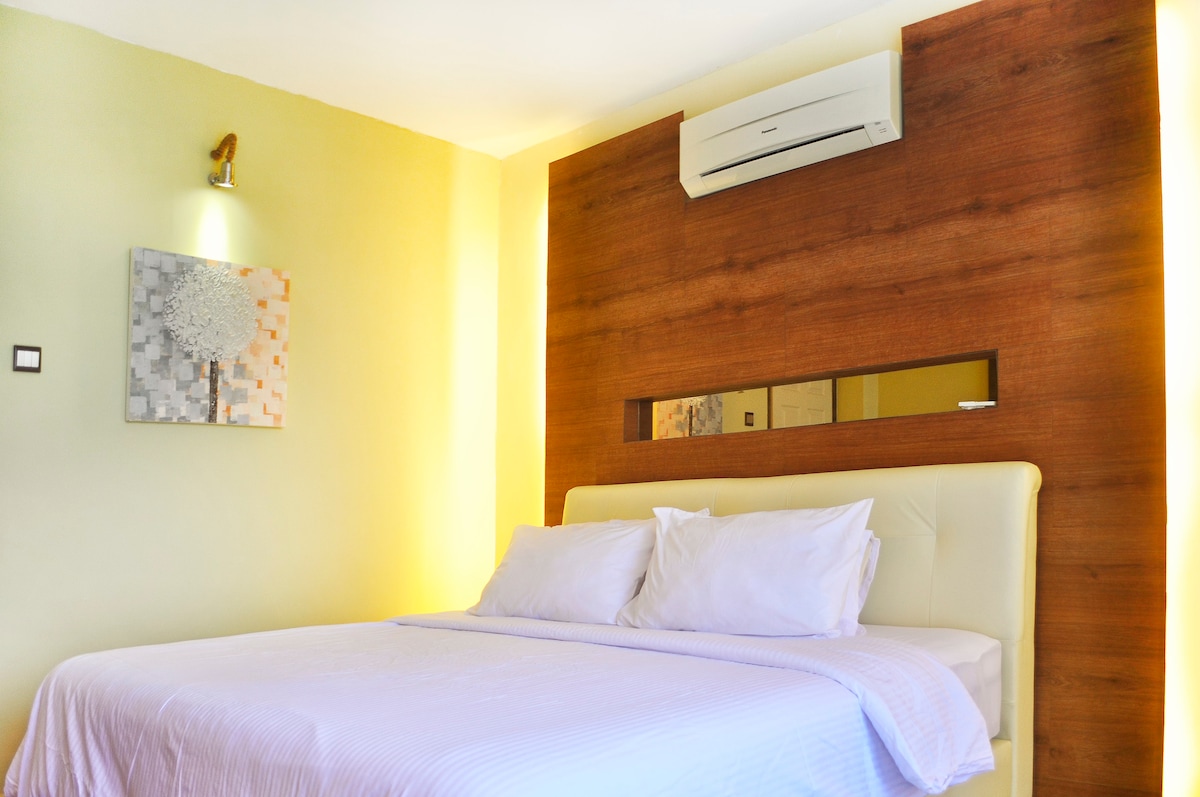 מיטת קינג סייז עם חדר רחצה צמוד