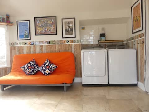 Popular Airbnb listing: Country Cottage in Hyde Park in Hancock
