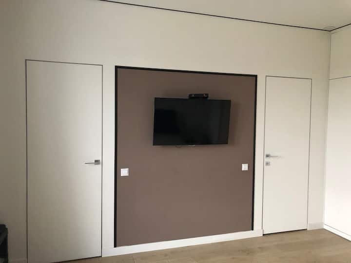 成人卧室，配有独立卫生间