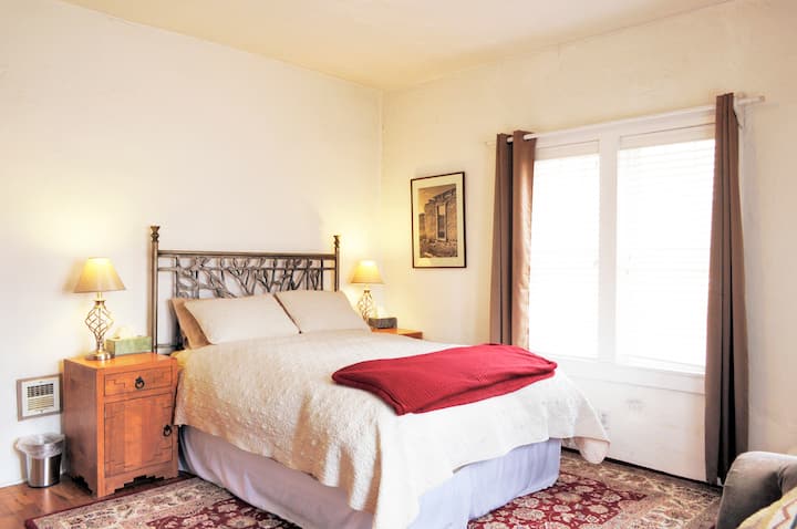 Kiva room - queen bed