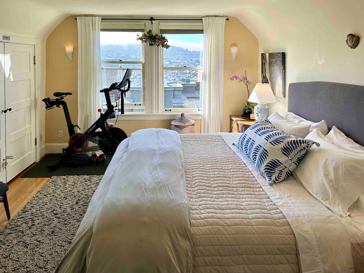 ห้องนอน 1 ตั้งอยู่บนชั้นสองมีวิวเหนือหุบเขาโนเอะและไปยังทวินพีคส์  Peloton ตั้งอยู่ในตำแหน่งที่ดีสำหรับจุดชมวิวที่ดี