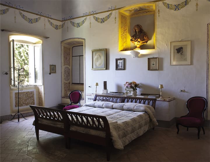  dormitorio principal primer piso
 Techo DE frescos vintage XVII seg.
 Frescos de pared, cameo XVII seg.