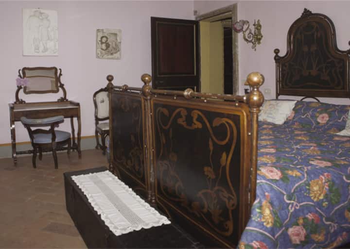 El segundo dormitorio doble. El piso.