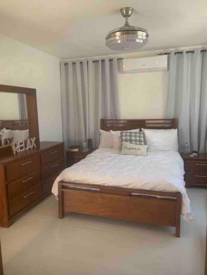 Მთავარი საძინებელი 43" ინჩიანი ტელევიზორით და საკაბელო ტელევიზიით, კონდიციონერი, ჭერის ვენტილატორი ბლუთუზით, სააბაზანო და სასეირნო კარადა.