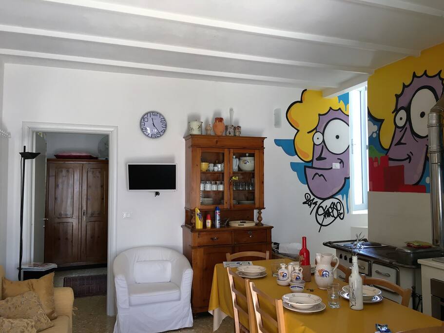 dimora gialla - cucina soggiorno con divano letto