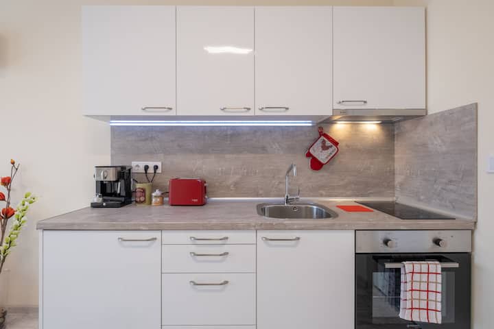Bright & Chic Parkside Apartment