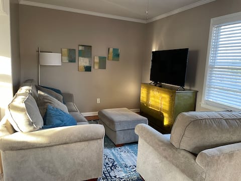 Popular Airbnb listing: Harmony Grove Cottage: Walk Downtown Pet Friendly in Northeast Georgia