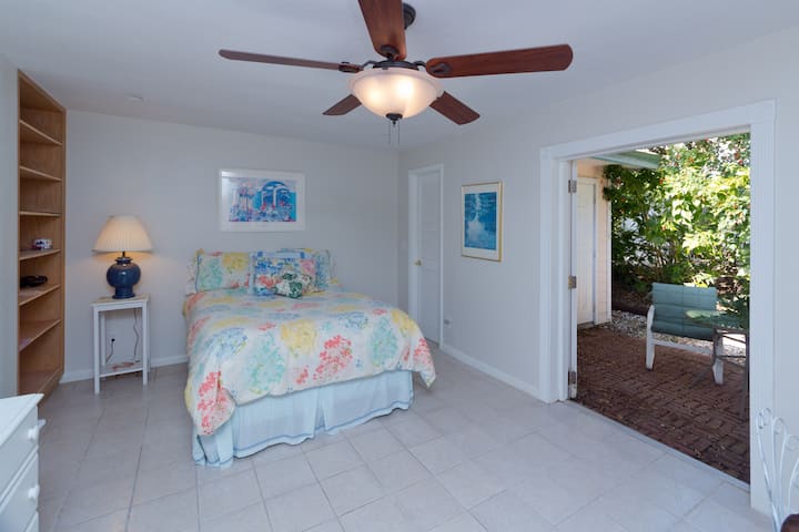 มาสเตอร์พร้อมประตูฝรั่งเศสไปยังลานบ้าน