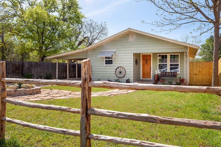 Dos Vaqueros Cottage By The River Trail Cottages For Rent In Kerrville Texas United States