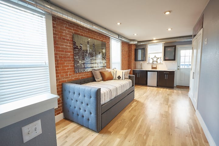 شقة علوية بسرير نهاري وبار ومغسلة وفناء في الطابق الثاني وإمكانية الوصول إلى السطح.