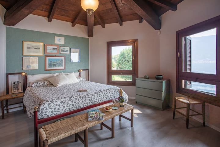 楼上的主双人房可欣赏迷人的湖景！