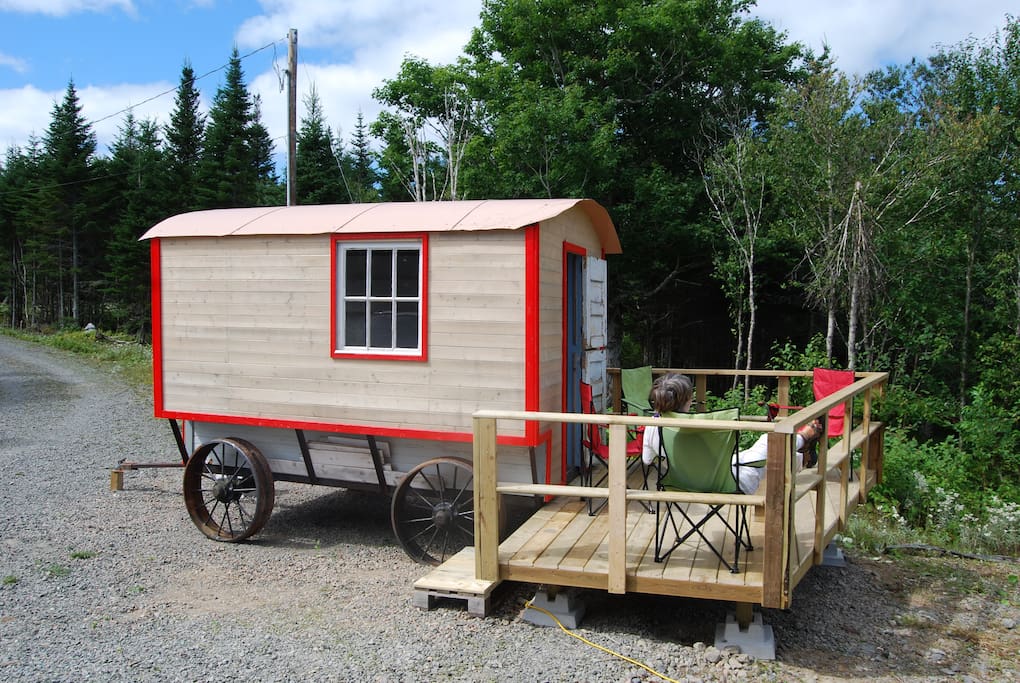 The small deck in front allows a nice view on the lake and nature