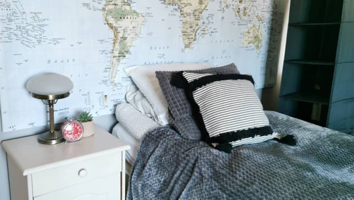 旅行者卧室
如果您喜欢旅行，这里非常适合您入住。 您会受到我们旅行装饰的灵感。 配有沙发套装、电视、书桌、便携式布衣架和抽屉可供存放。 