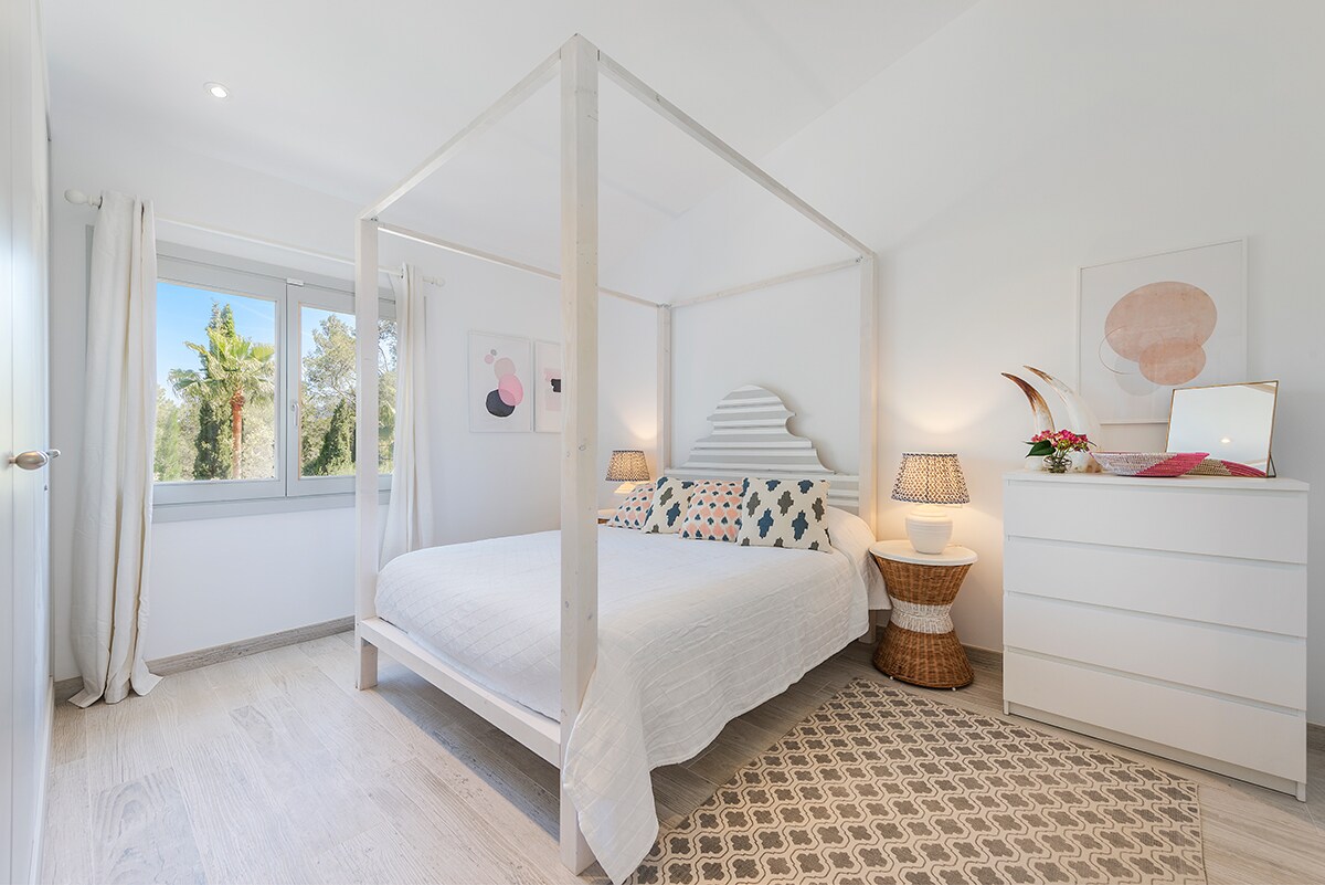 Dormitorio principal con baño.
Cama tamaño King 4 con dosel.