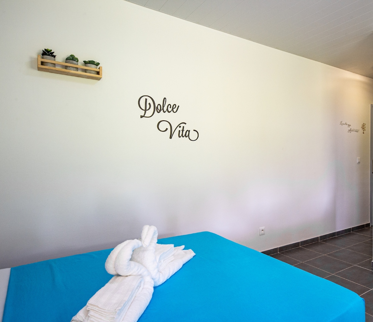 Posteľ 140 x 190 cm so 100% hypoalergénnym kvalitným matracom