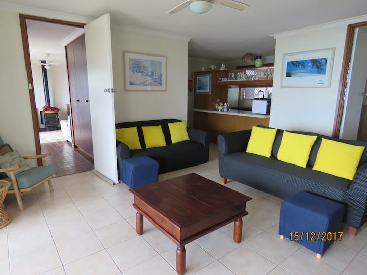 Obiteljska soba i kuhinja s praonicom rublja i stražnjim vratima