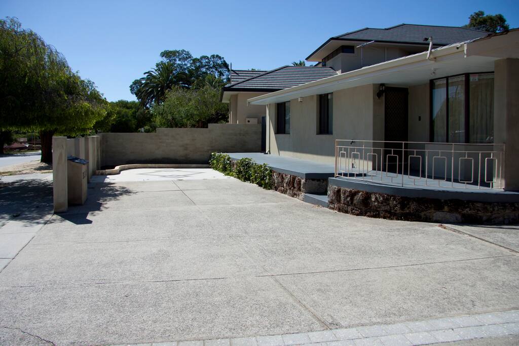 Front Parking courtyard will accommodate tailor or van.