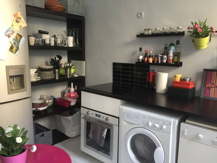 Cuisine tout équipé, four, lave linge,séche linge, micro onde, lave vaisselle, cafetier Nespresso, fer à repasser, plaque induction.