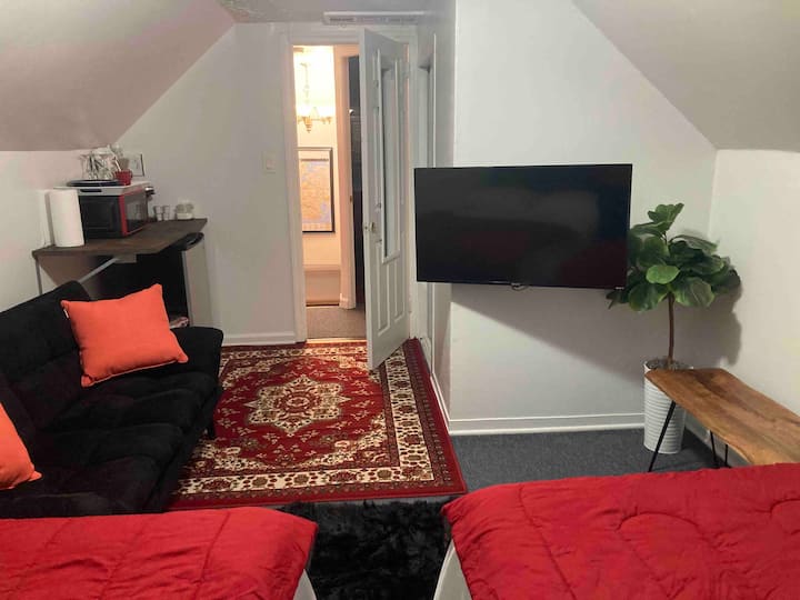 2 Pvt Bed Rms/1bathroom No Kitchen (Attic) - Garden City, NY