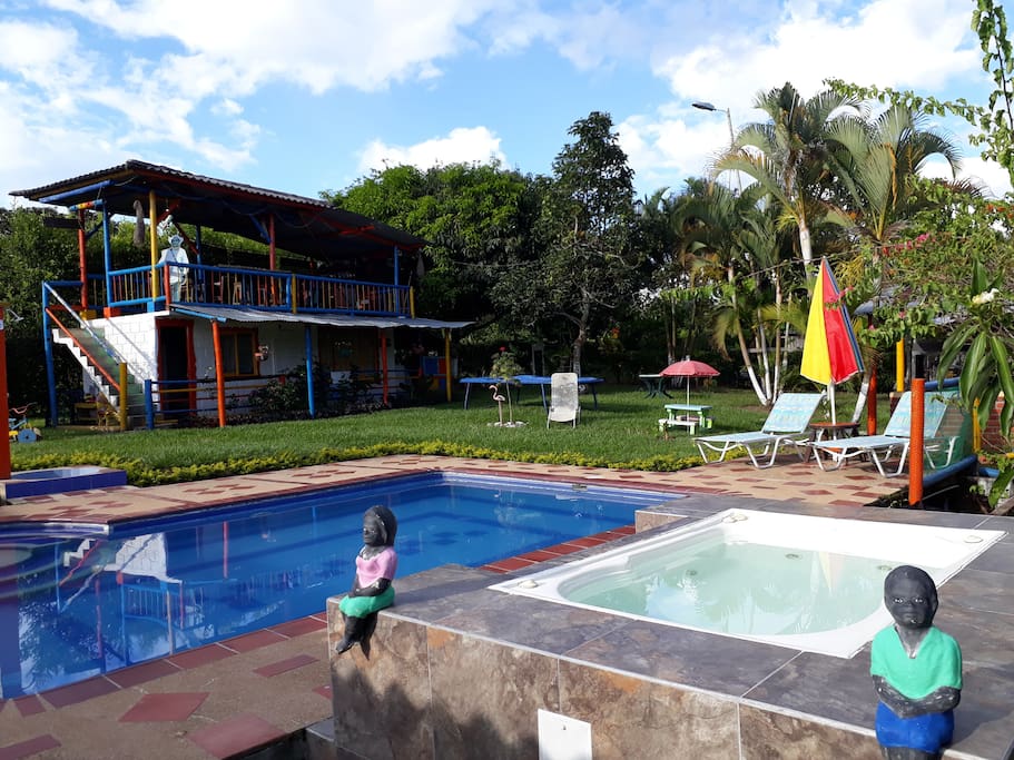 Piscina y jacuzzi