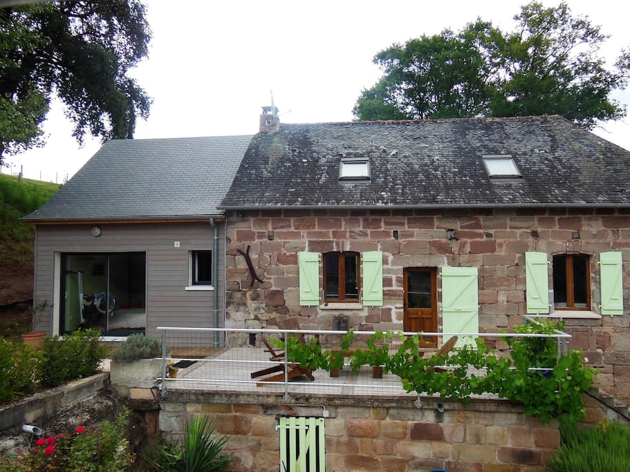 La chambre et la salle d'eau privée se situe dans l'extension neuve de la maison.