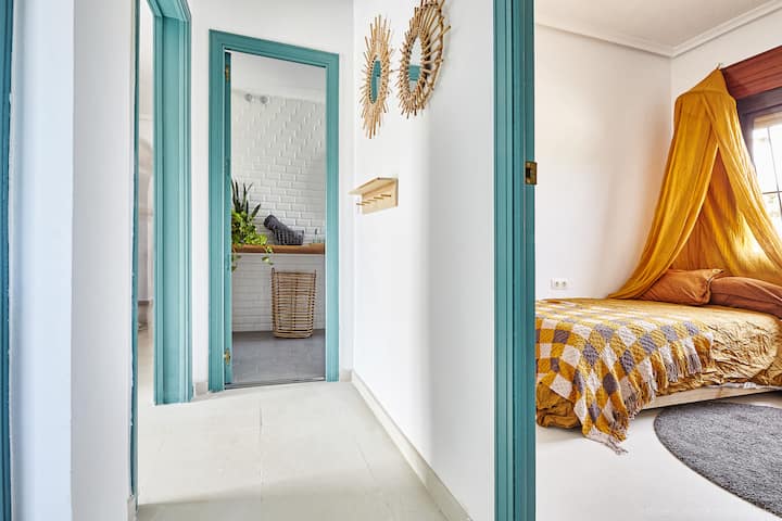 Dom má 5 izieb s lôžkami pre 12 osôb.