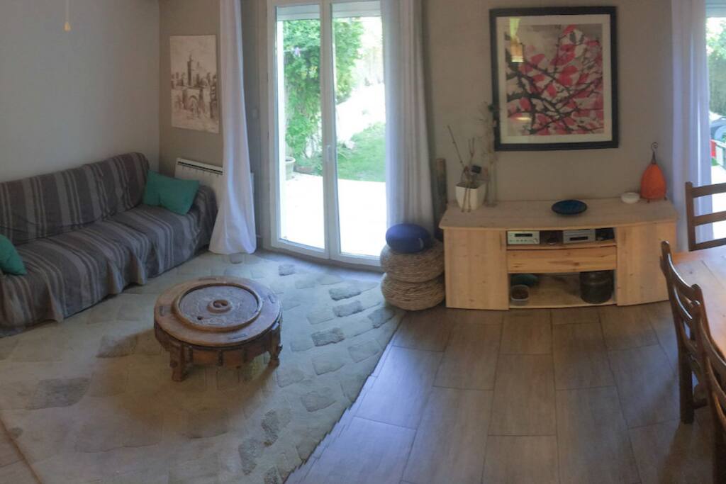 Le salon ouvert sur la cuisine américaine, le jardin et la salle de jeux