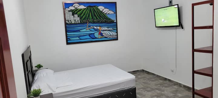 Dhoma e gjumit #1 me banjë private. Kjo dhomë ka një televizor inteligjent 40 inç.