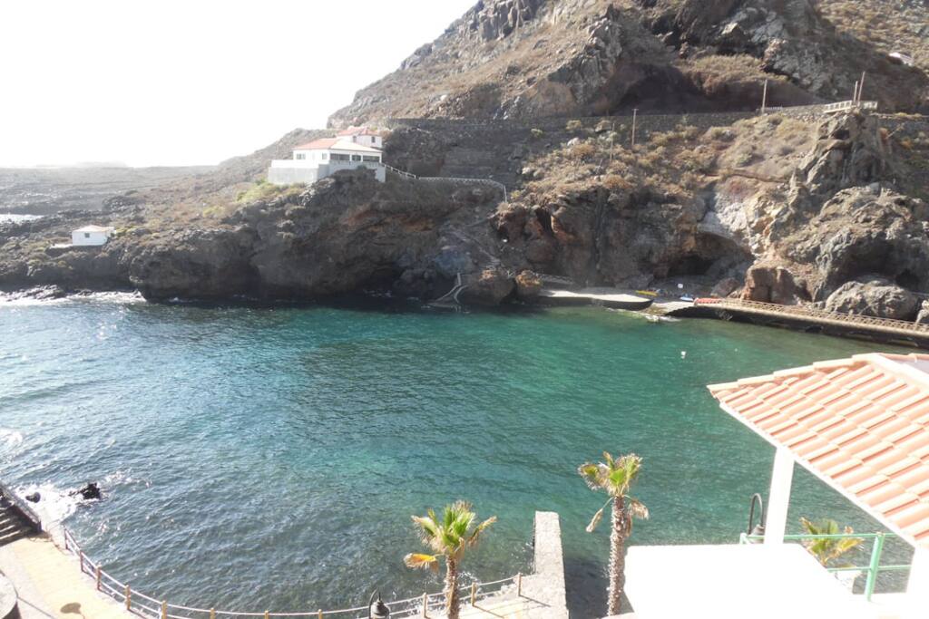 Este es el famoso charco natural de El Tamaduste, podemos gozar de un clima maravilloso y unas agua cristalinas y tranquila.