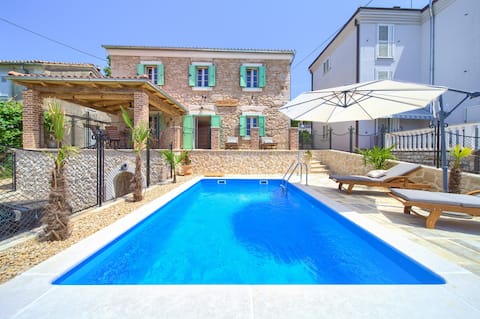 Villa Stone Queen with heated pool and Seaview