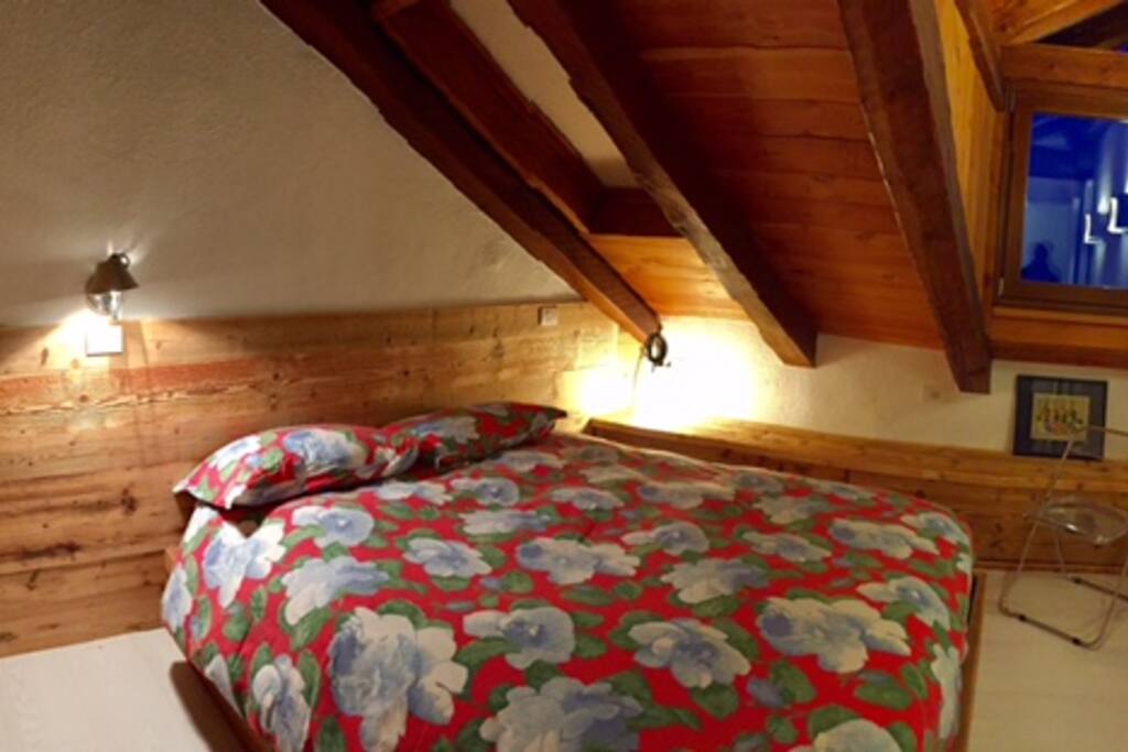 camera matrimoniale en suite con vista sul monte Chaberton