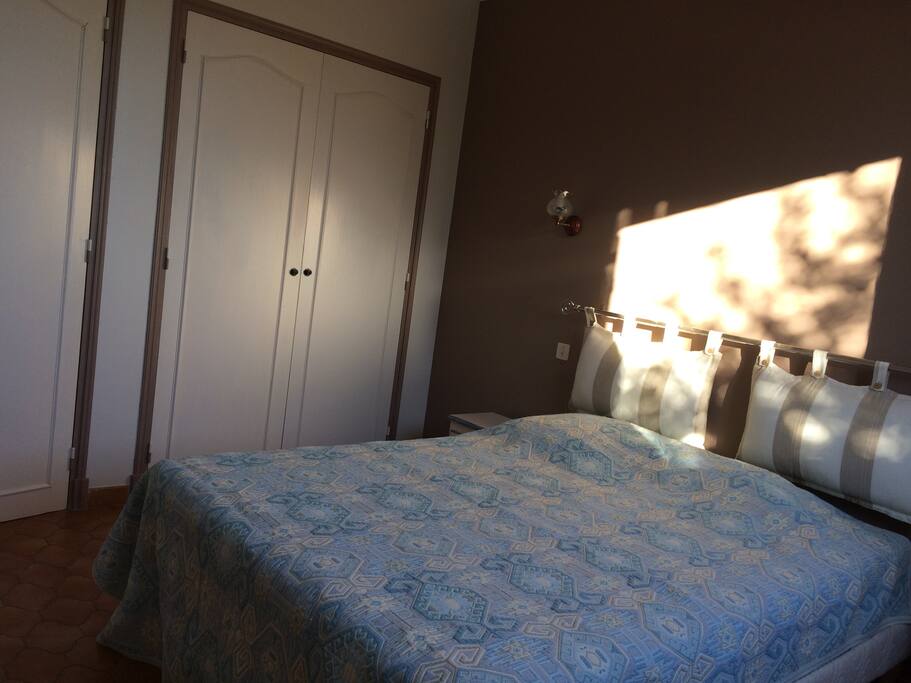 Grande Chambre avec fenêtre, très lumineuse.