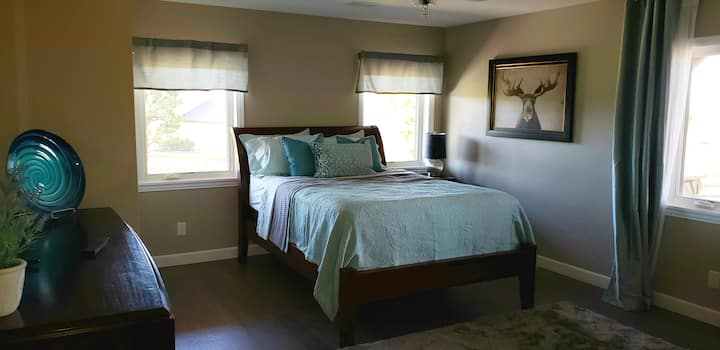 Moose Hideaway, televizor privat, hije dhe perde të errëta, banjë private me 3 copë.