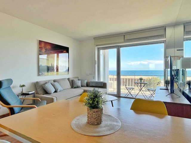 3-Bedroom Apt with Panoramic Sea View & Parking