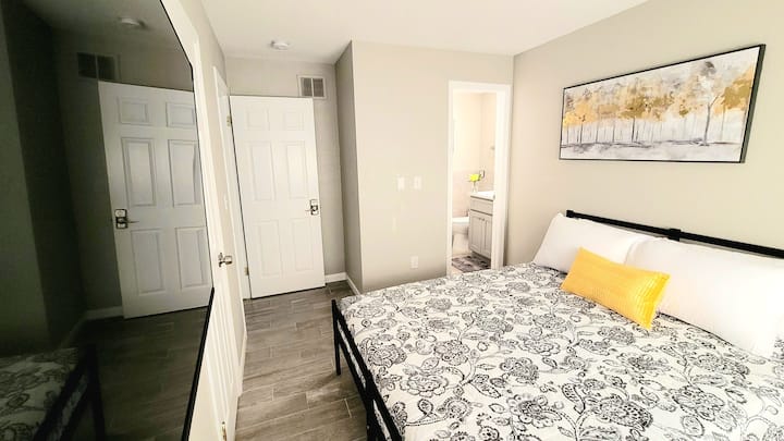 Ცალკე: საძინებელი 152 × 203 სმ 