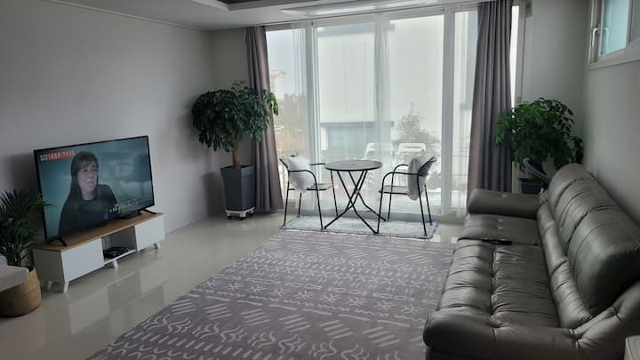 Kjo është dhoma e ndenjjes në katin e parë.