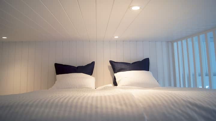 Loft: Rymligt, ljust, luftigt och glatt med lyxiga sängkläder av hotellstandard.