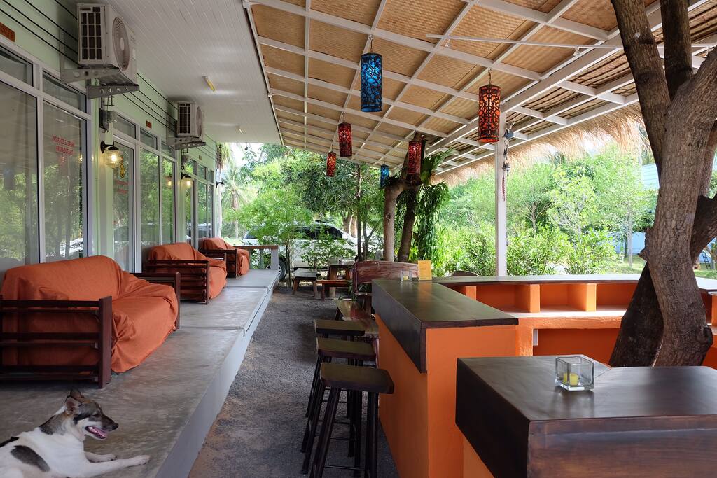 Exterior of Smile Hostel Koh Phangan