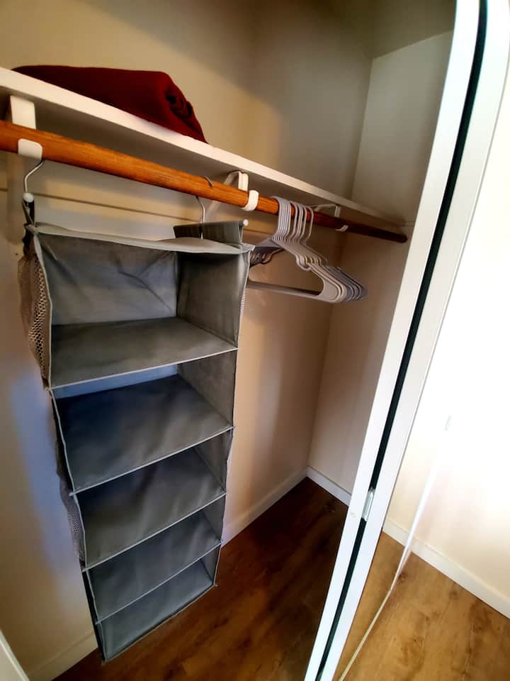 Kabati katika chumba kikuu cha kulala