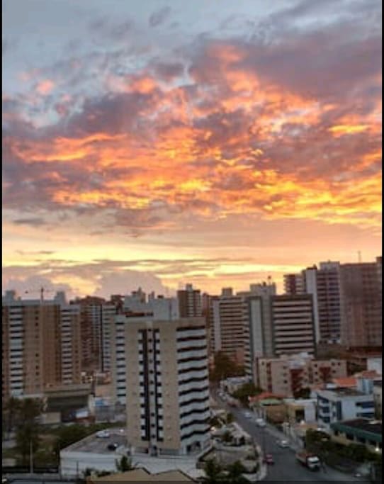 lindo pôr do sol, visto da varanda do apartamento.