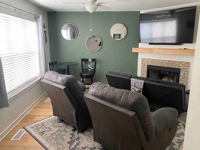 Cozy Chicago House near Hyde Park and the Beach!